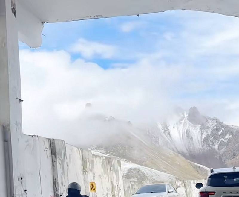 独库公路又双叒叕下雪了！这回下得还真大~