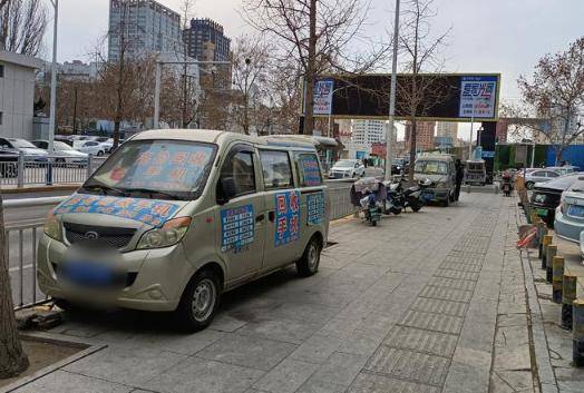芝罘区西大街移动公司附近4辆面包车长期占据人行道
