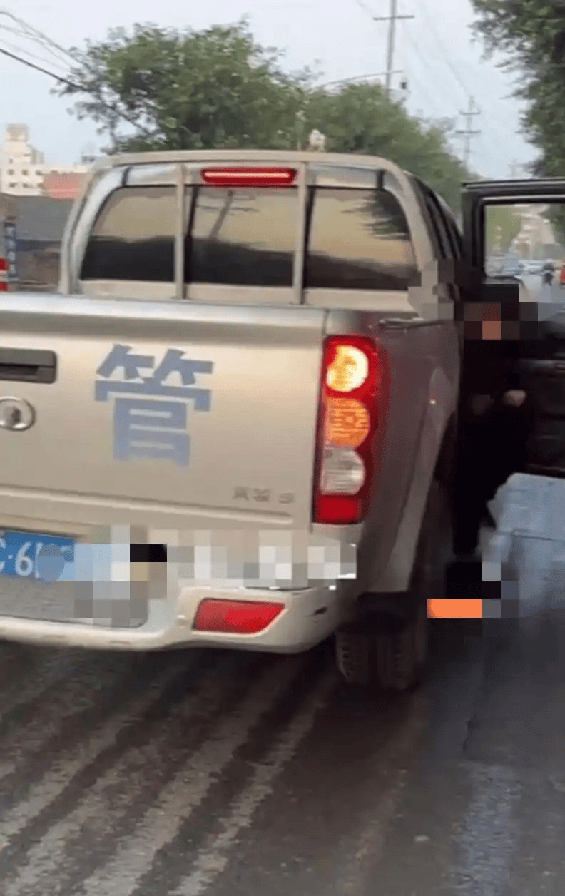 城管用公车送孩子上学，“顺路”不是公私不分的理由