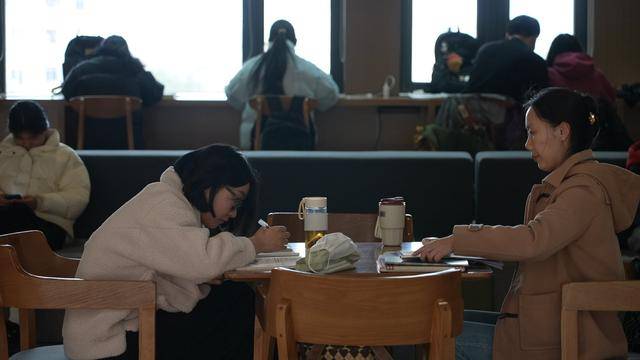 学者余世存：若有人投喂虚假信息，AI可能会制造信息茧房