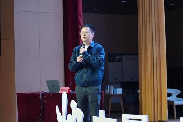 学者余世存：若有人投喂虚假信息，AI可能会制造信息茧房