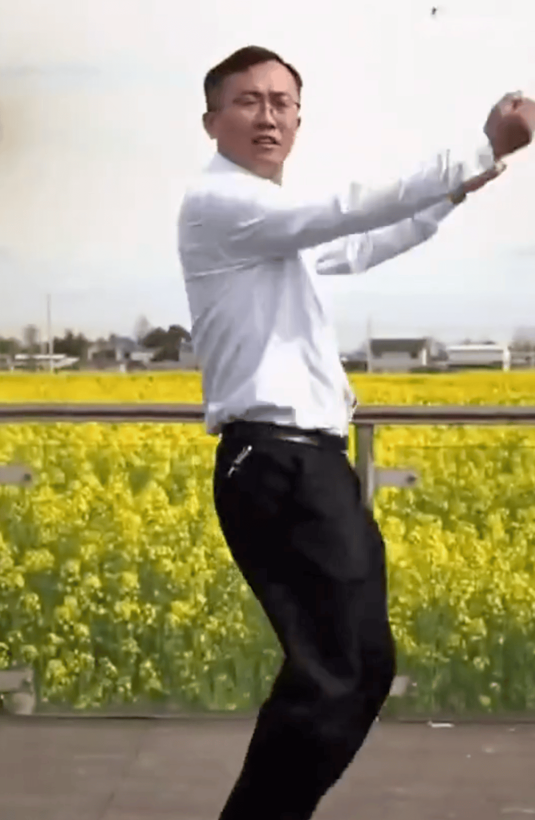 书记镇长油菜花田“魔鬼步伐”出圈！网友：就爱看你们这么拼！