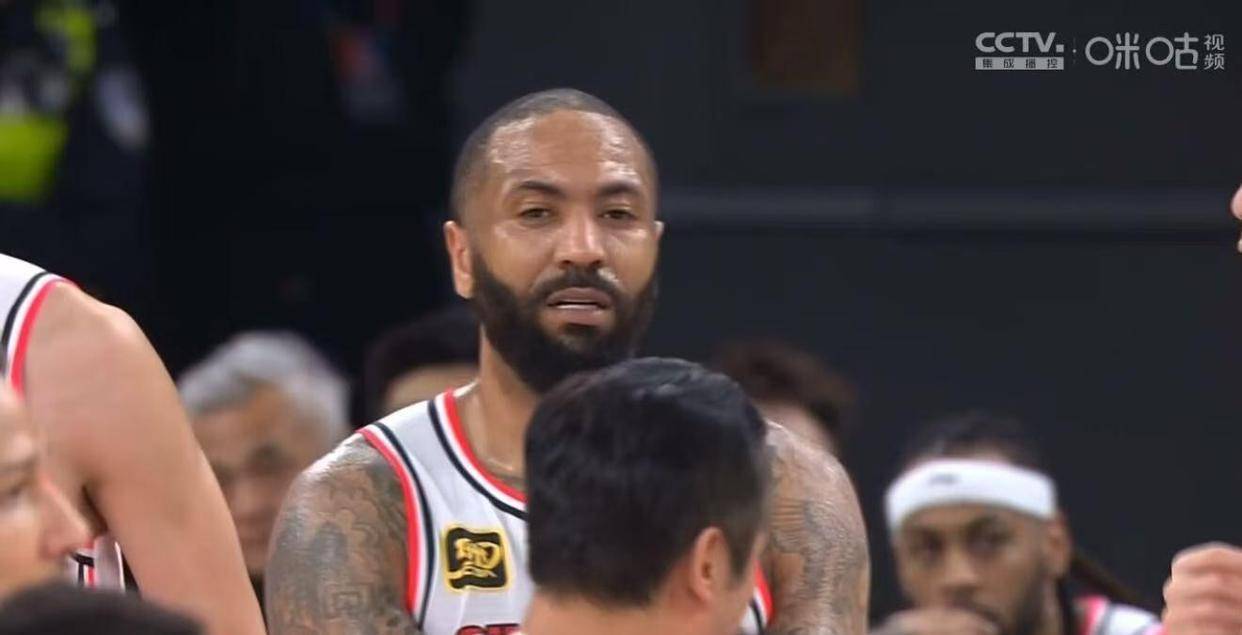 广东103-104上海！赛后却传来4个好消息1个坏消息杜锋连续发怒！