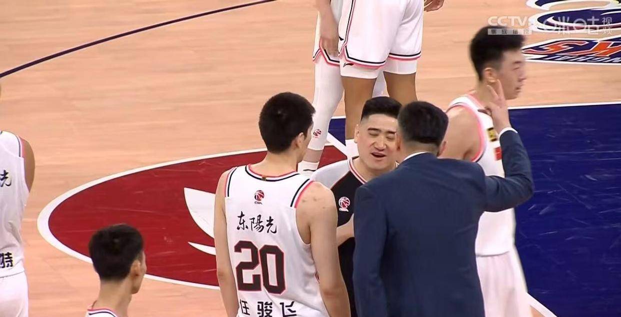 广东103-104上海！赛后却传来4个好消息1个坏消息杜锋连续发怒！