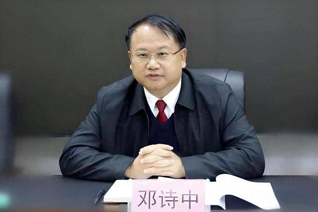 知法犯法，靠案吃案！广西河池市中级法院原院长邓诗中被公诉