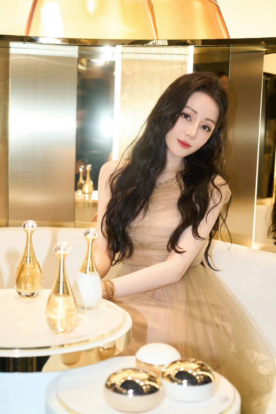 粉色娇嫩，50岁的林志玲穿成这样还OK吗？