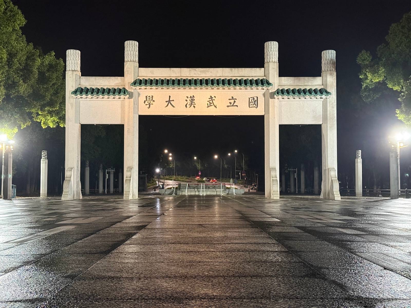凌晨探访暴雨后的武汉：工作人员连夜清理退水路段，有车辆正常往来