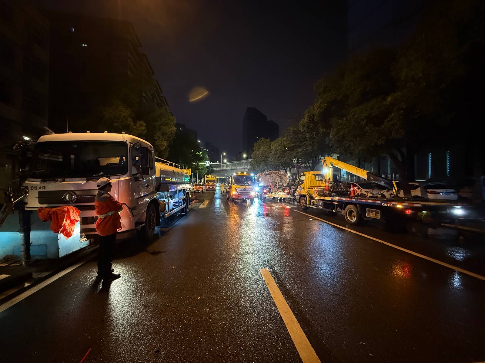 凌晨探访暴雨后的武汉：工作人员连夜清理退水路段，有车辆正常往来