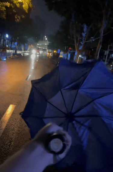 凌晨探访暴雨后的武汉：工作人员连夜清理退水路段，有车辆正常往来