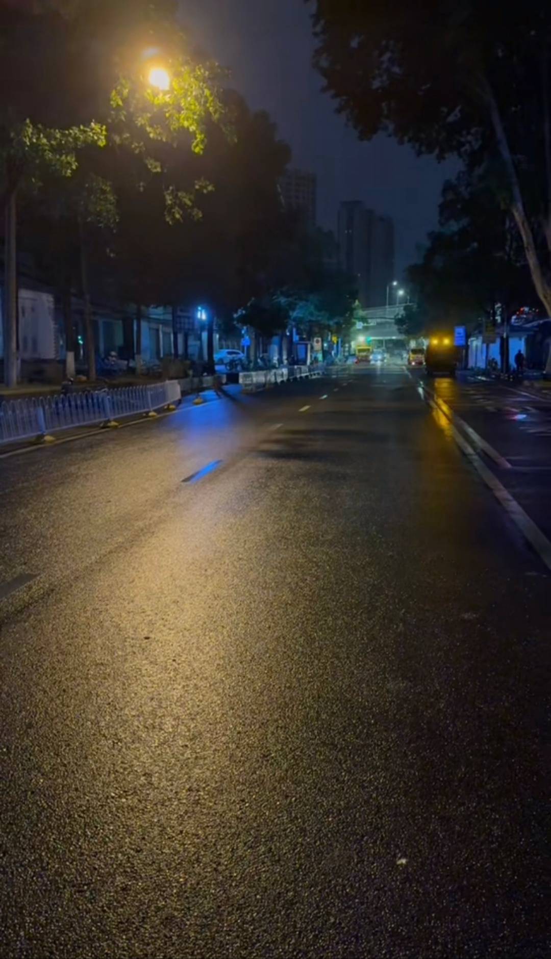 凌晨探访暴雨后的武汉：工作人员连夜清理退水路段，有车辆正常往来