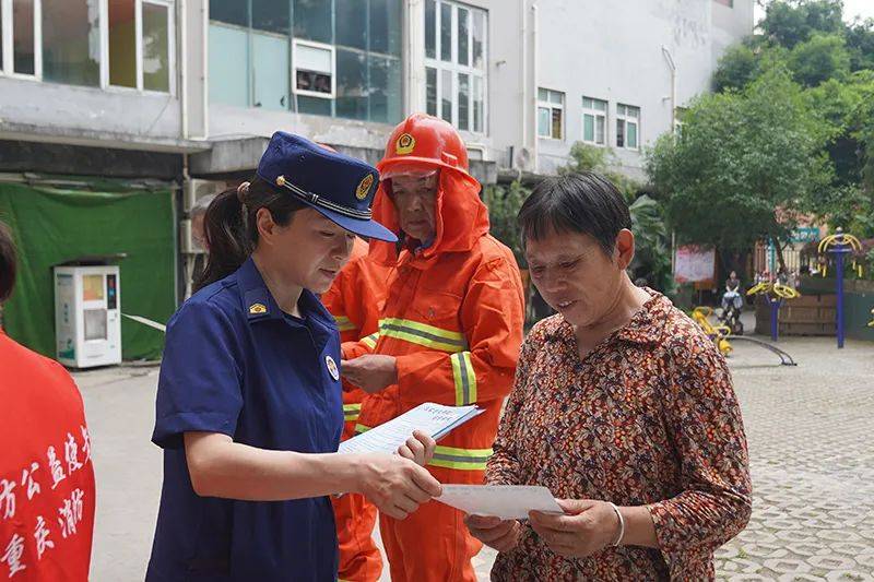双桥消防边宣传边指导 提醒居民做好电动自行车防火