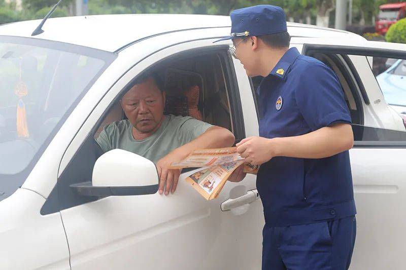 双桥消防边宣传边指导 提醒居民做好电动自行车防火
