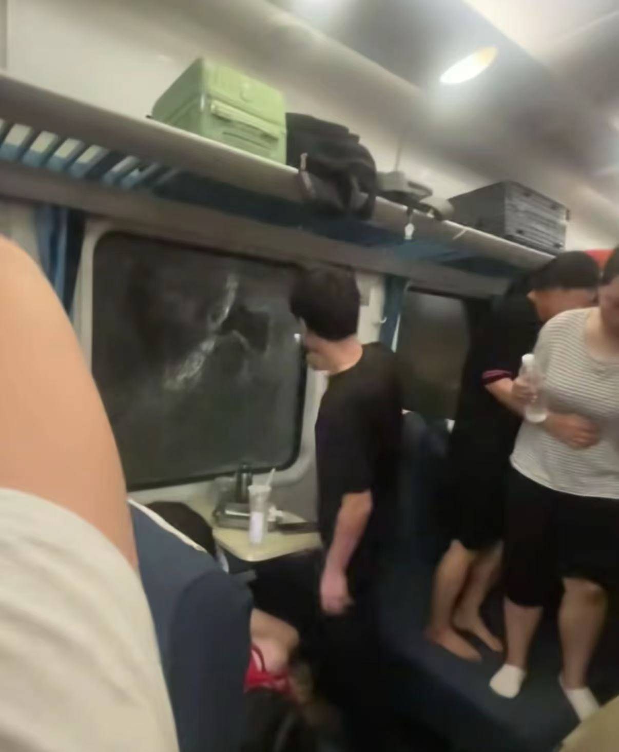 列车脱线乘客砸窗被带走 警方否认拘留：对其批评教育后放行