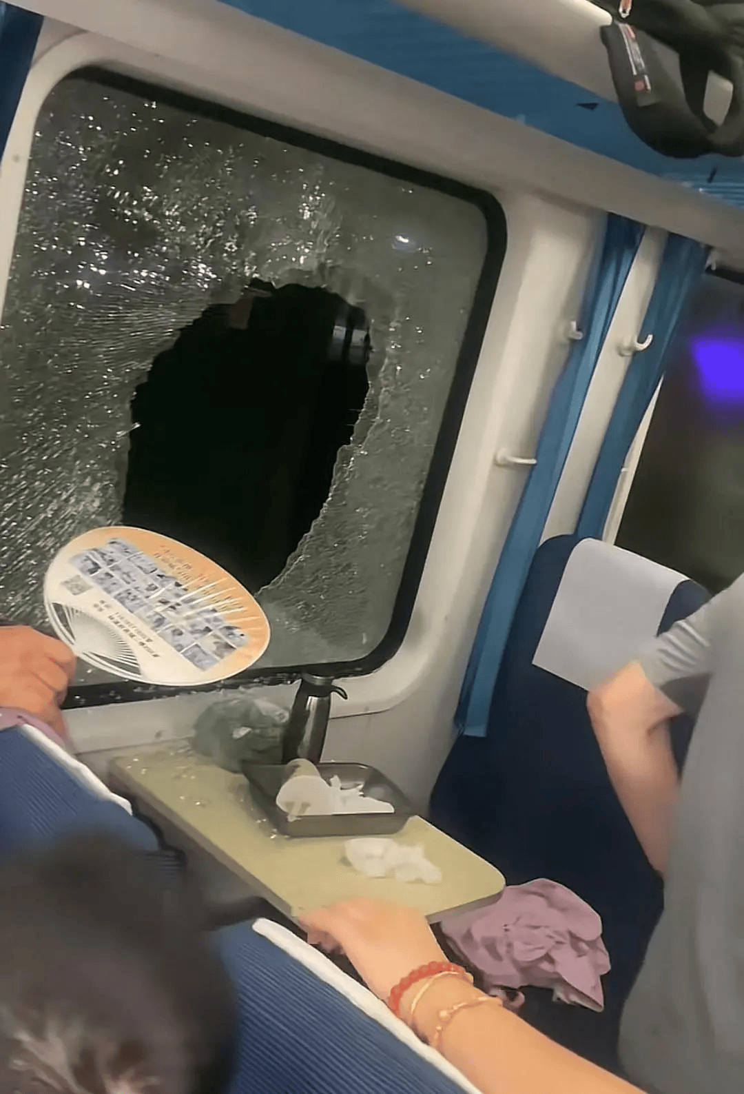 列车脱线乘客砸窗被带走 警方否认拘留:对其批评教育后放行