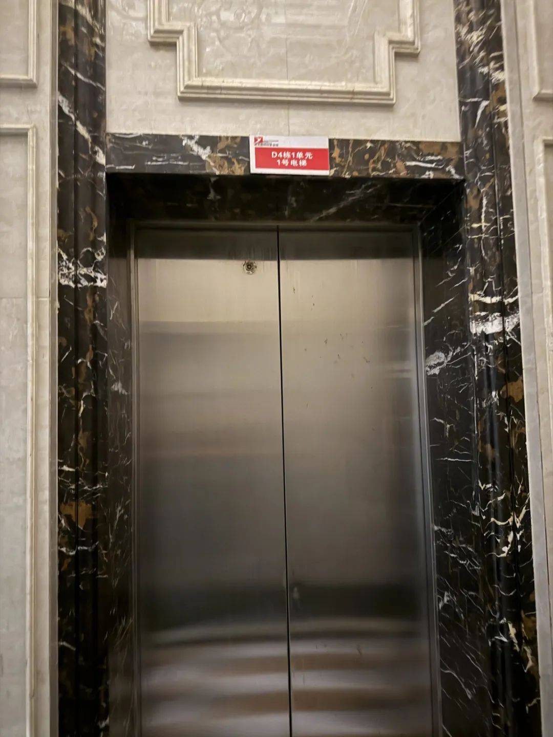 电梯更换单根钢丝要5万多元!南宁一小区业主质疑物管“维修套利”