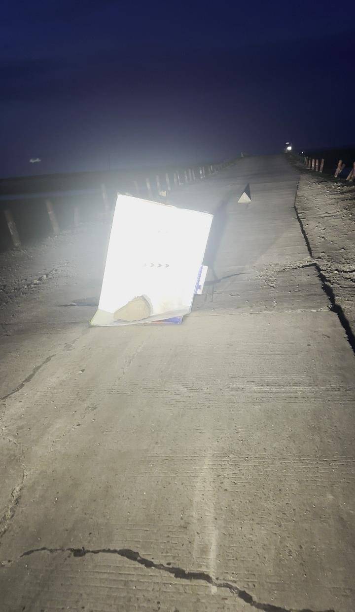 夜晚开车遇大坑,内蒙古一对夫妻往返20余公里布置“警示牌”