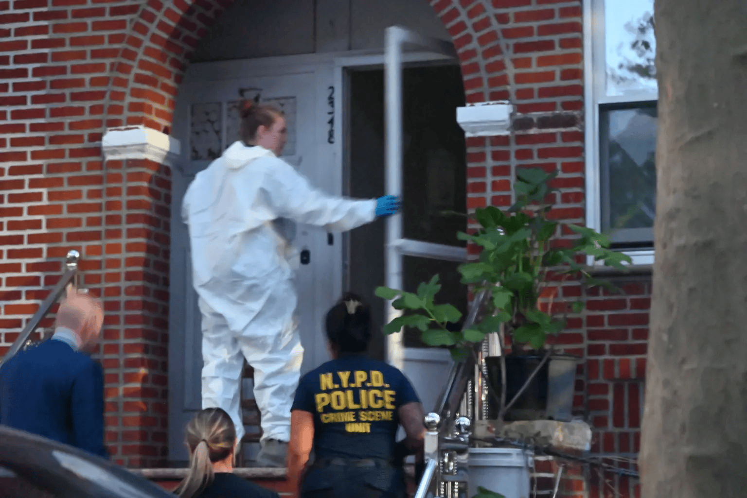 86岁华人在美国家中死亡一星期，脖子上缠着围巾，埋在棉被里