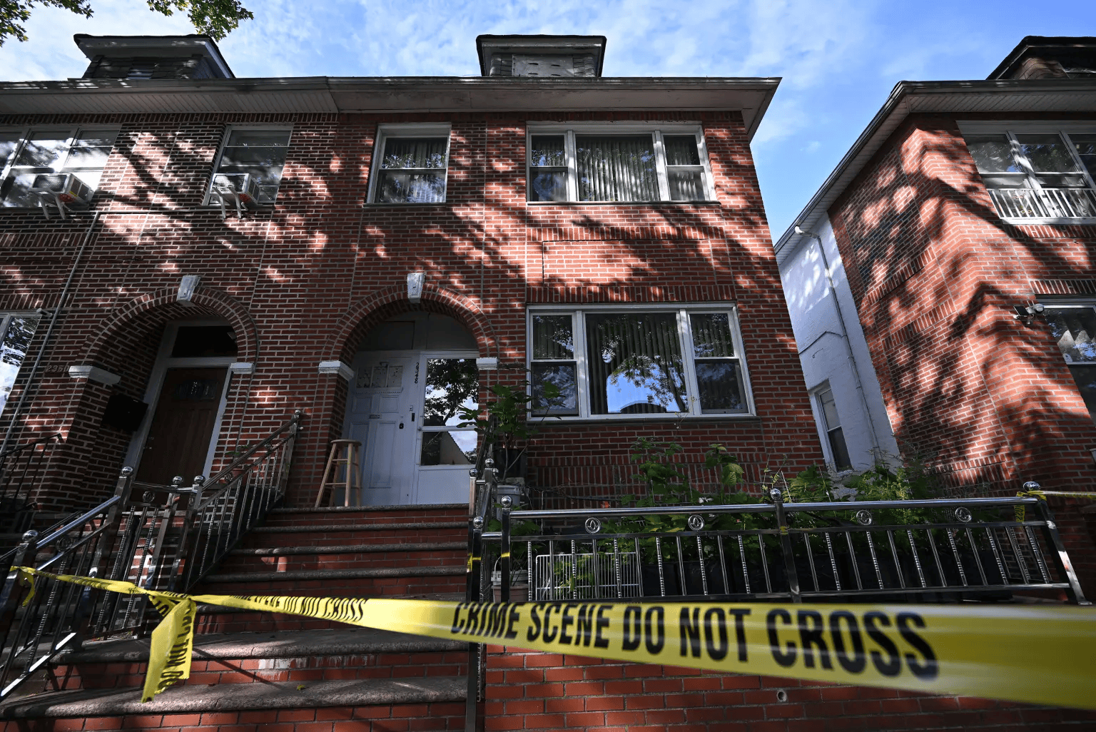 86岁华人在美国家中死亡一星期,脖子上缠着围巾,埋在棉被里