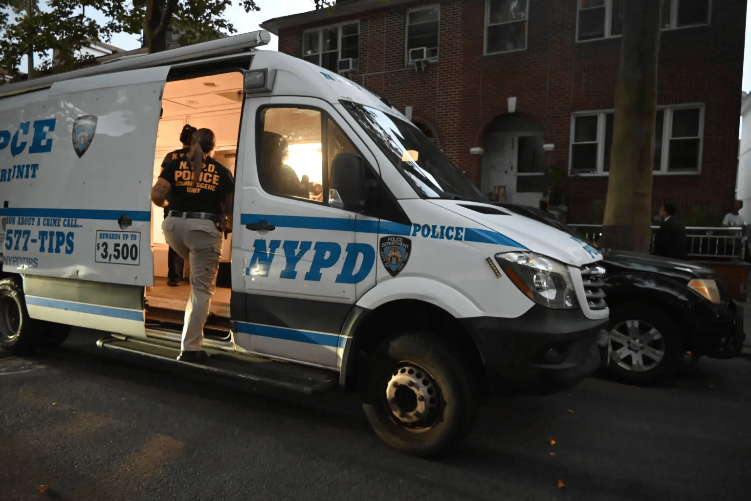 86岁华人在美国家中死亡一星期,脖子上缠着围巾,埋在棉被里