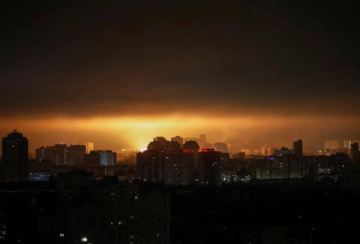 这一夜又创造历史,乌克兰被炸出“小太阳”:俄军苏-35终于开炸