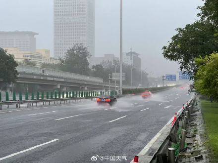 北京七区已现暴雨或大暴雨 早高峰城区及北部地区仍有明显降雨 注意出行安全!