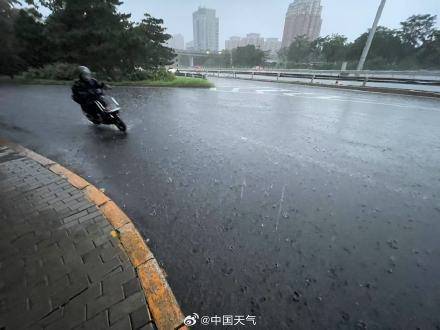 北京七区已现暴雨或大暴雨 早高峰城区及北部地区仍有明显降雨 注意出行安全!