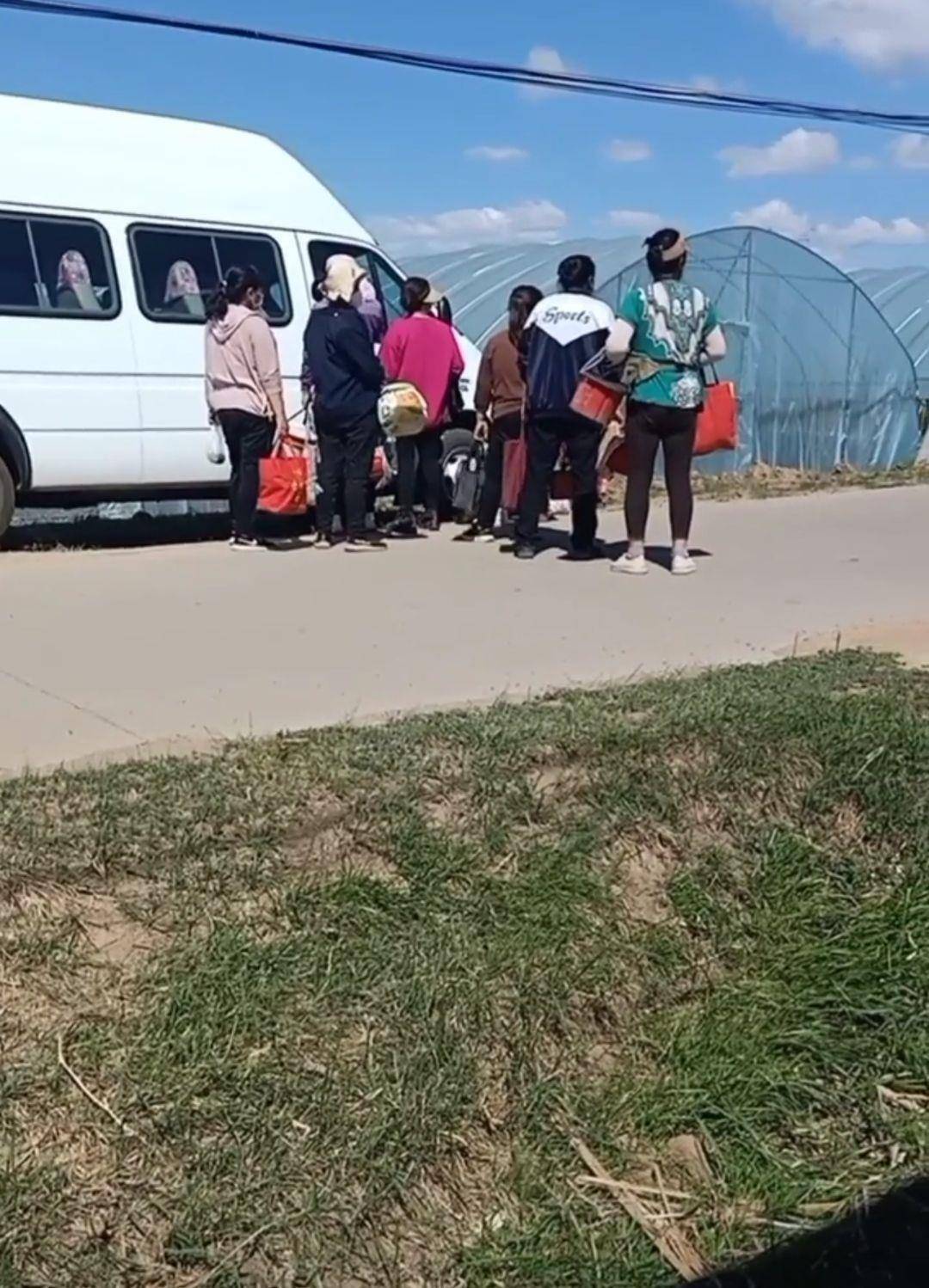 大同失联客车女司机亲属发声:她40多岁有一儿一女,村民凌晨四点会坐她的车去干活