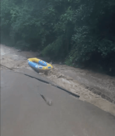 大峡谷漂流突降大雨,24岁女游客落水失联!亲属:仍在搜寻中