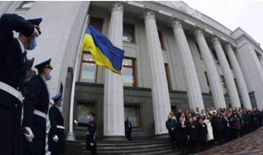 乌克兰一夜突发剧变!乌军副司令被免,20万人军心不稳,“反泽连斯基”抗议浪潮大爆发