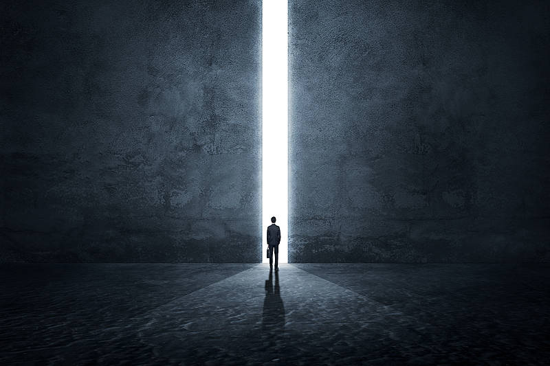 32岁女子银行辞职去大专，学历低又遭解聘