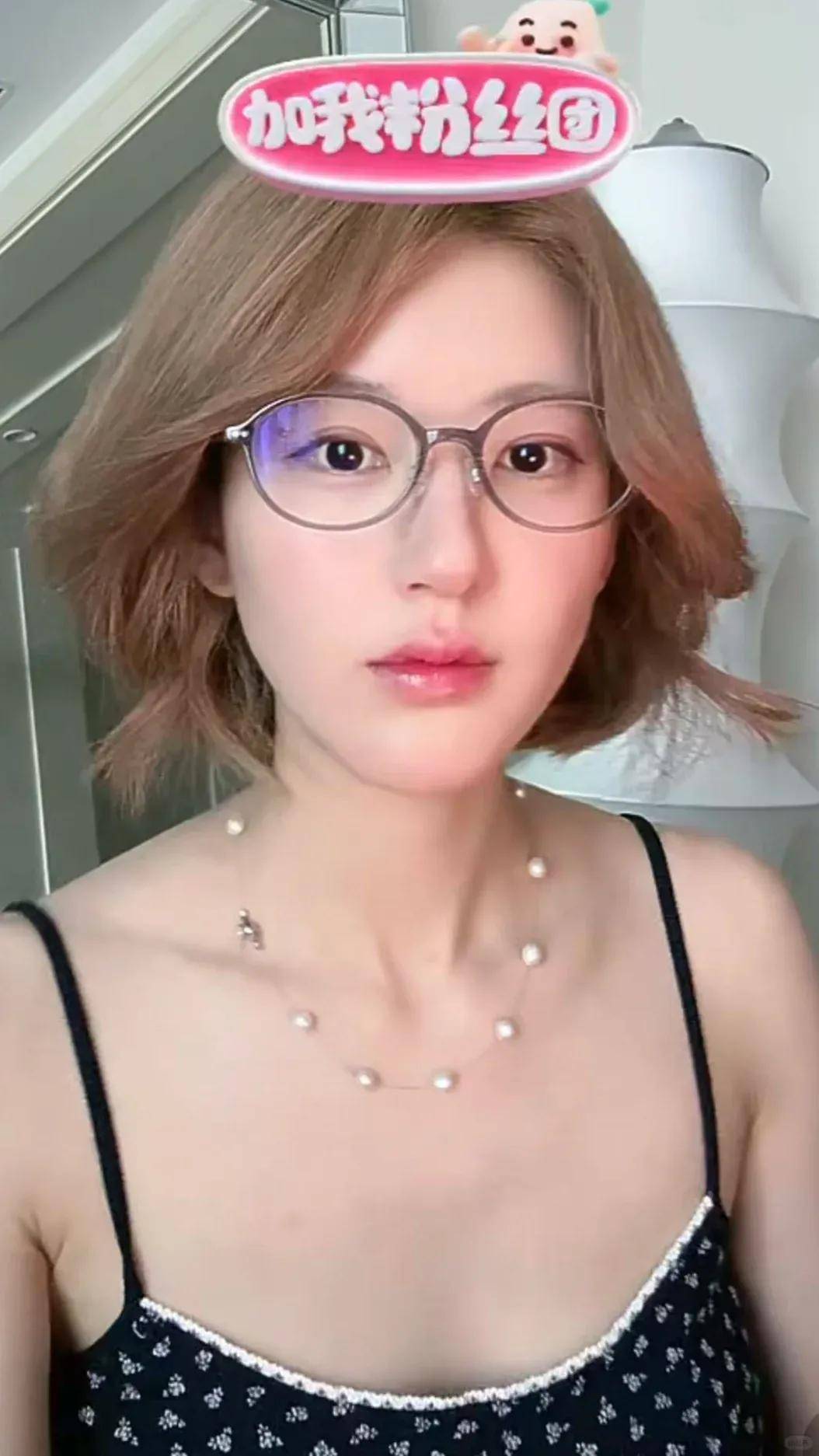 怒撕经纪公司后赵露思开启直播,同款花卷、包包都卖爆