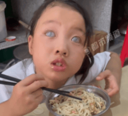 女孩2岁时基因突变双目失明 妈妈:产检时一切正常