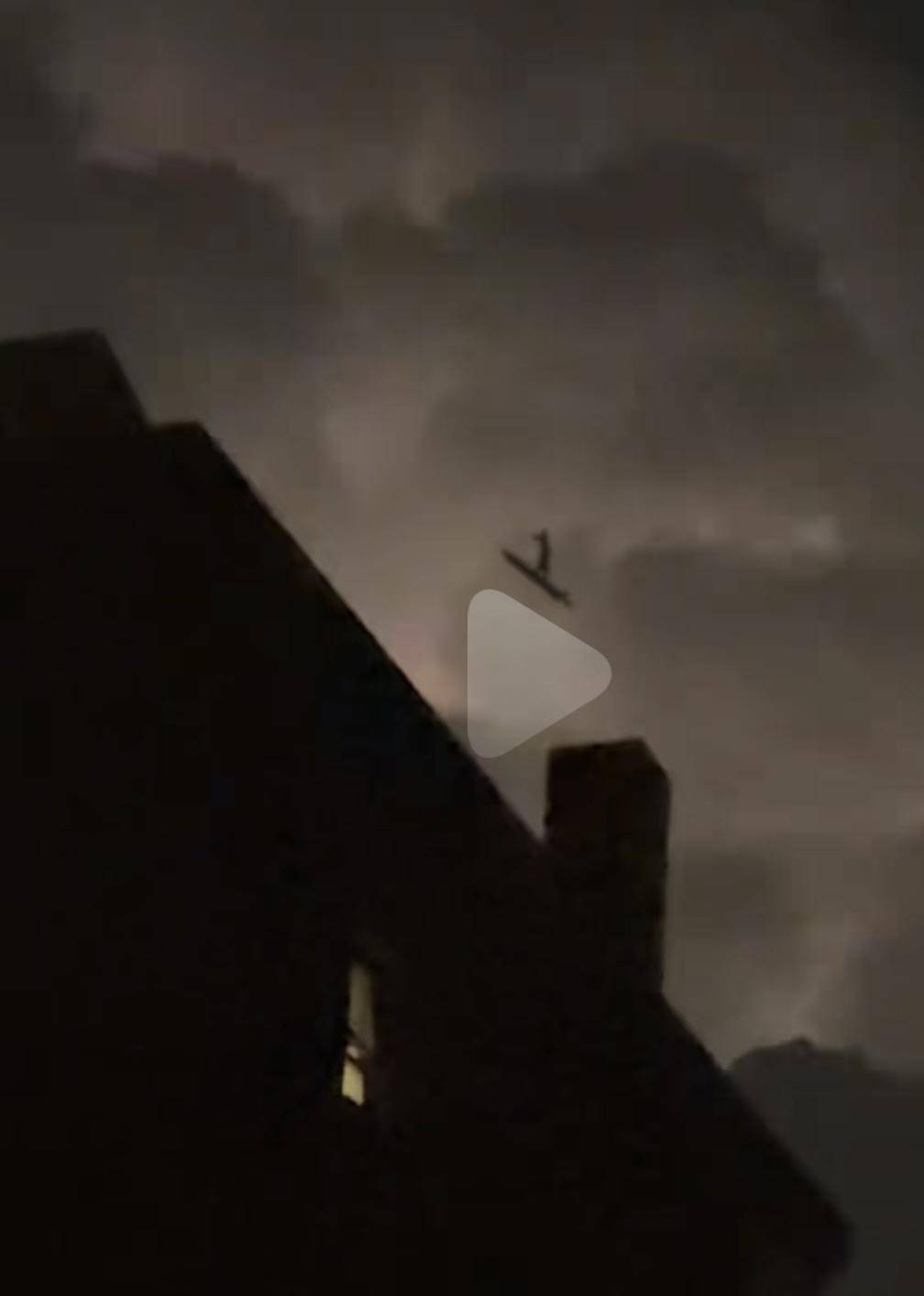 明月夜北京网友拍到“黑影御剑飞行穿越雷暴”?云闪的奇妙你不懂,专家帮你懂