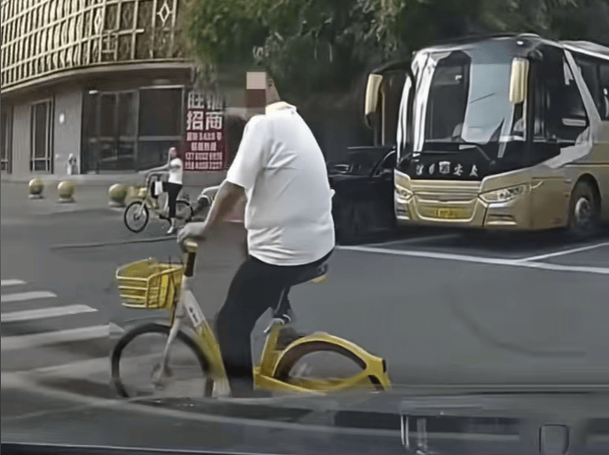 “没人治你，00后治你”！19岁男司机被刑拘