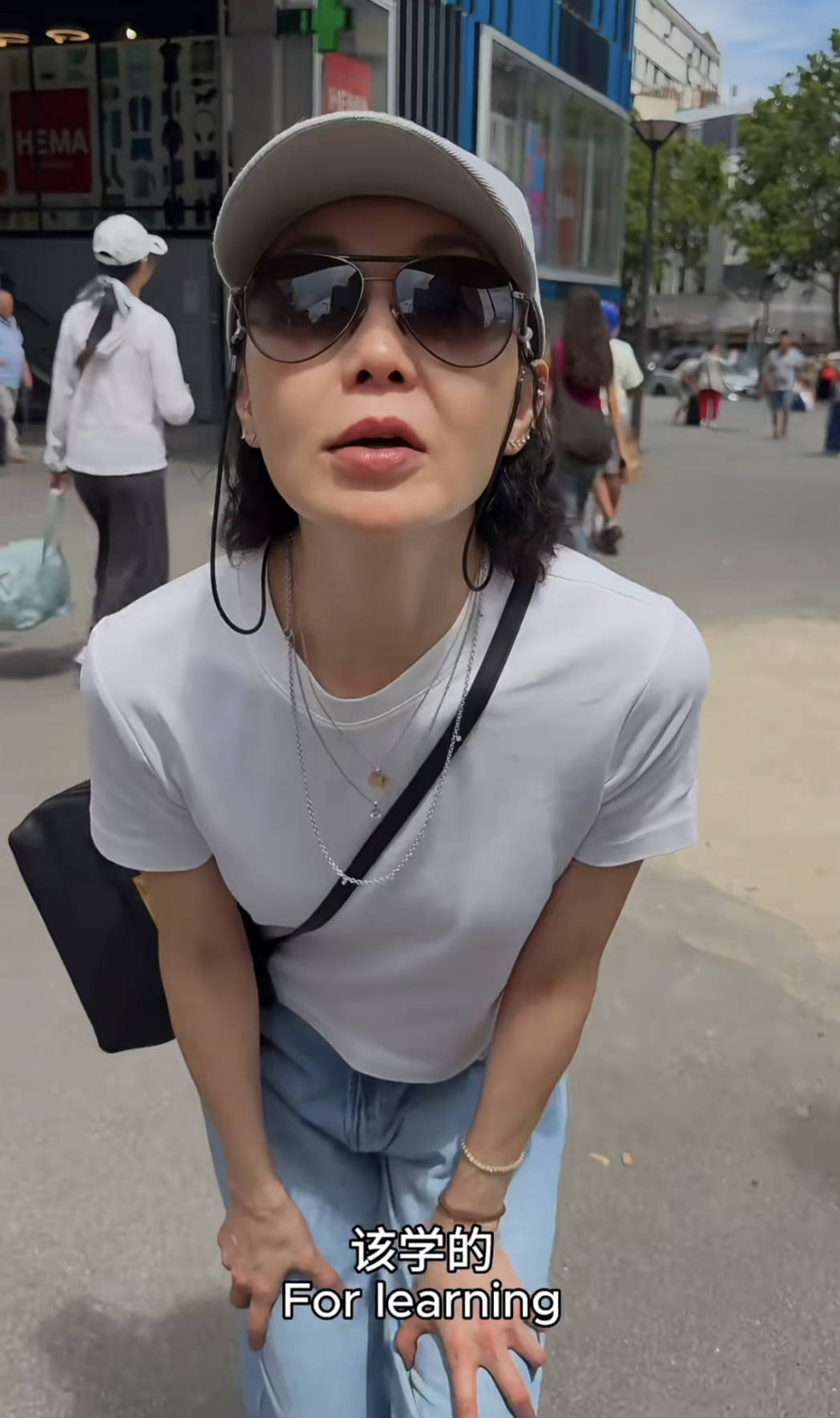 60岁张曼玉突然营业,穿79元T恤配10万珠宝,生活如此鲜活松弛!