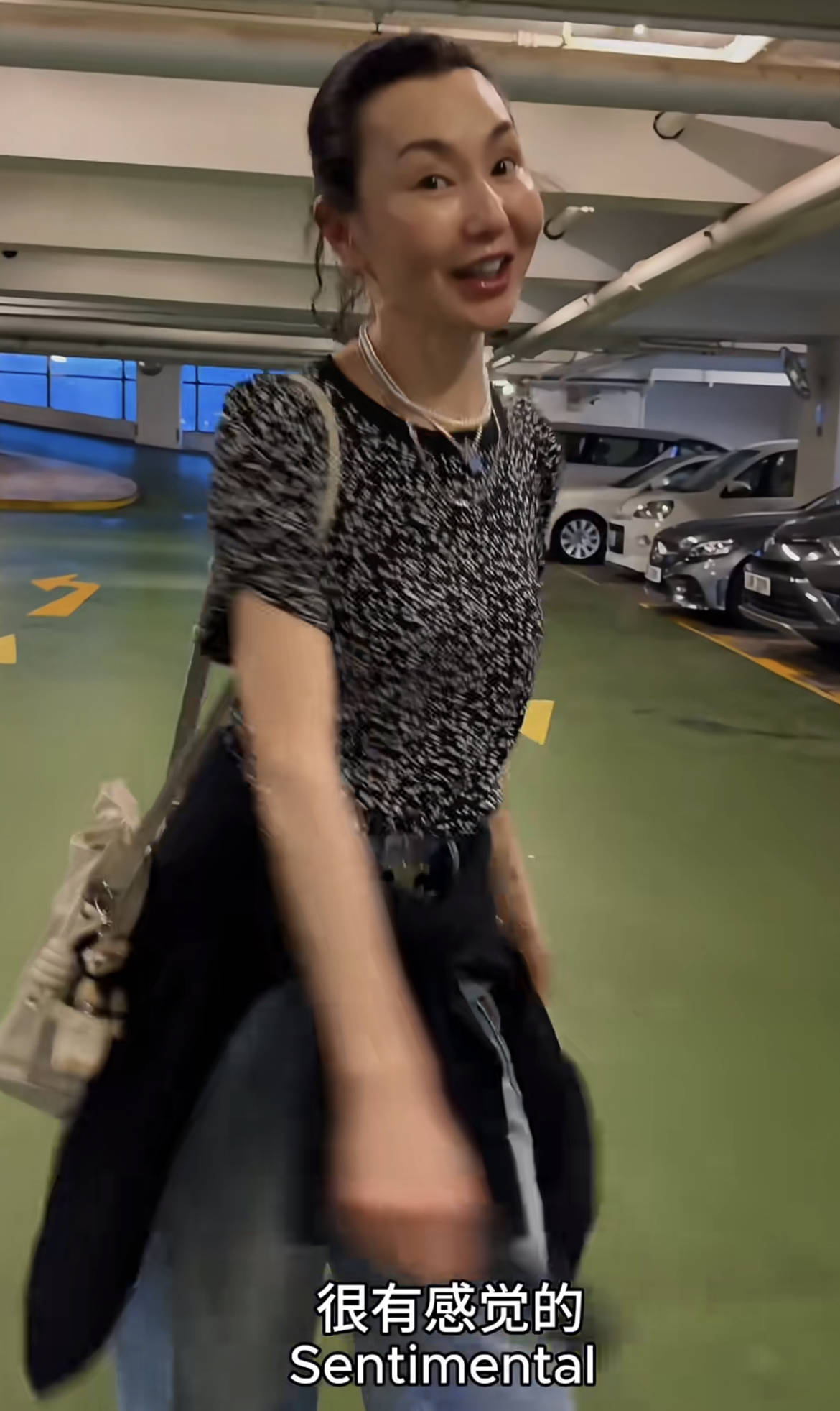 60岁张曼玉突然营业,穿79元T恤配10万珠宝,生活如此鲜活松弛!