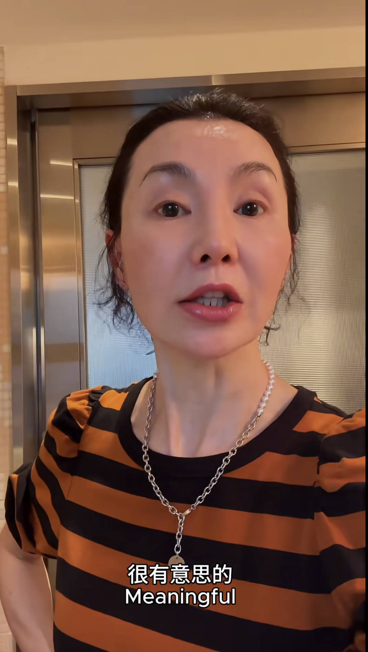 60岁张曼玉突然营业,穿79元T恤配10万珠宝,生活如此鲜活松弛!