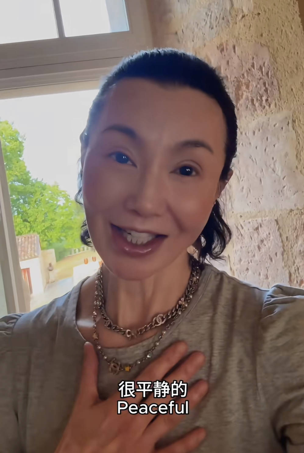 60岁张曼玉突然营业,穿79元T恤配10万珠宝,生活如此鲜活松弛!