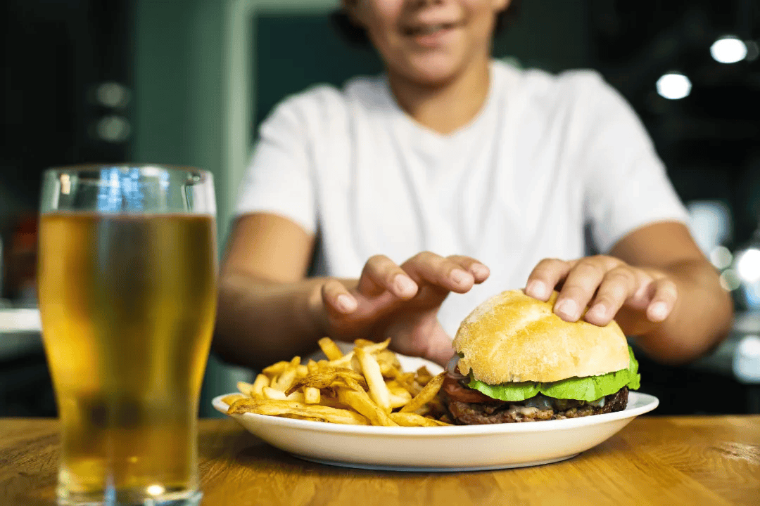 经常吃太饱,危害比你想的大!