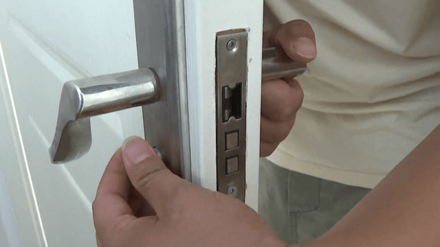 卧室门打不开,爸爸接了通电话,撬门后发现4岁半儿子从22楼坠落,蜷缩在一楼绿化带……