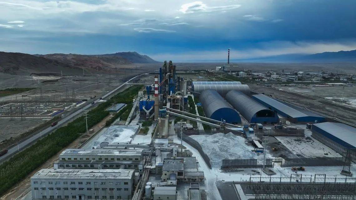 普京乘兴而归,专机还没回到本土,平地响起一声惊雷,俄军工厂又被炸成废墟,140人伤亡