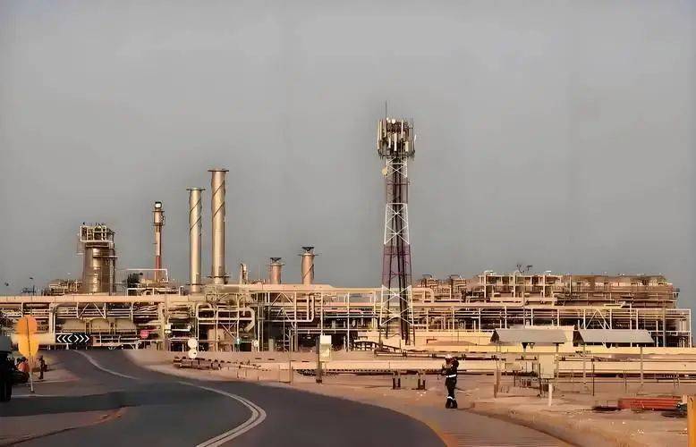 普京乘兴而归,专机还没回到本土,平地响起一声惊雷,俄军工厂又被炸成废墟,140人伤亡