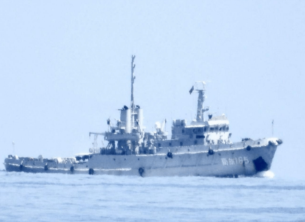 菲律宾海警倾巢而出,解放军拖船抵达仁爱礁,要动手清理破船了?