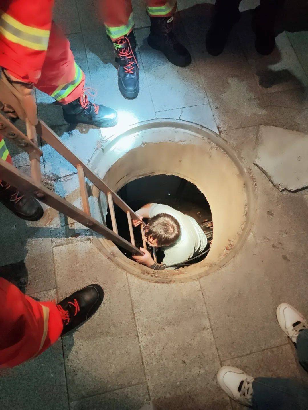 浙江一19岁男子与朋友在路上,走着走着人突然“消失”了!赶紧报警...