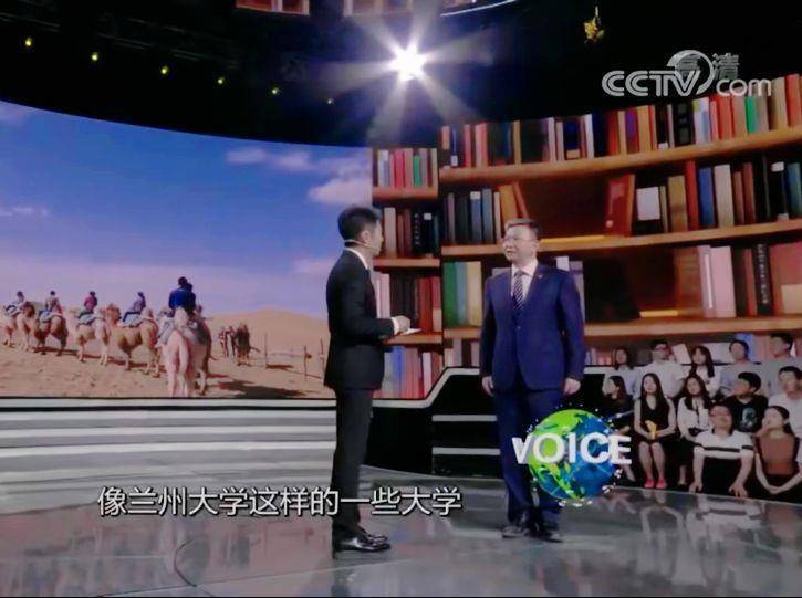 一人一驼,骆驼尾气排放超标要扣分?兰大回应学生持证骑骆驼上学:骆驼驾驶证为学校文创,非官方证件