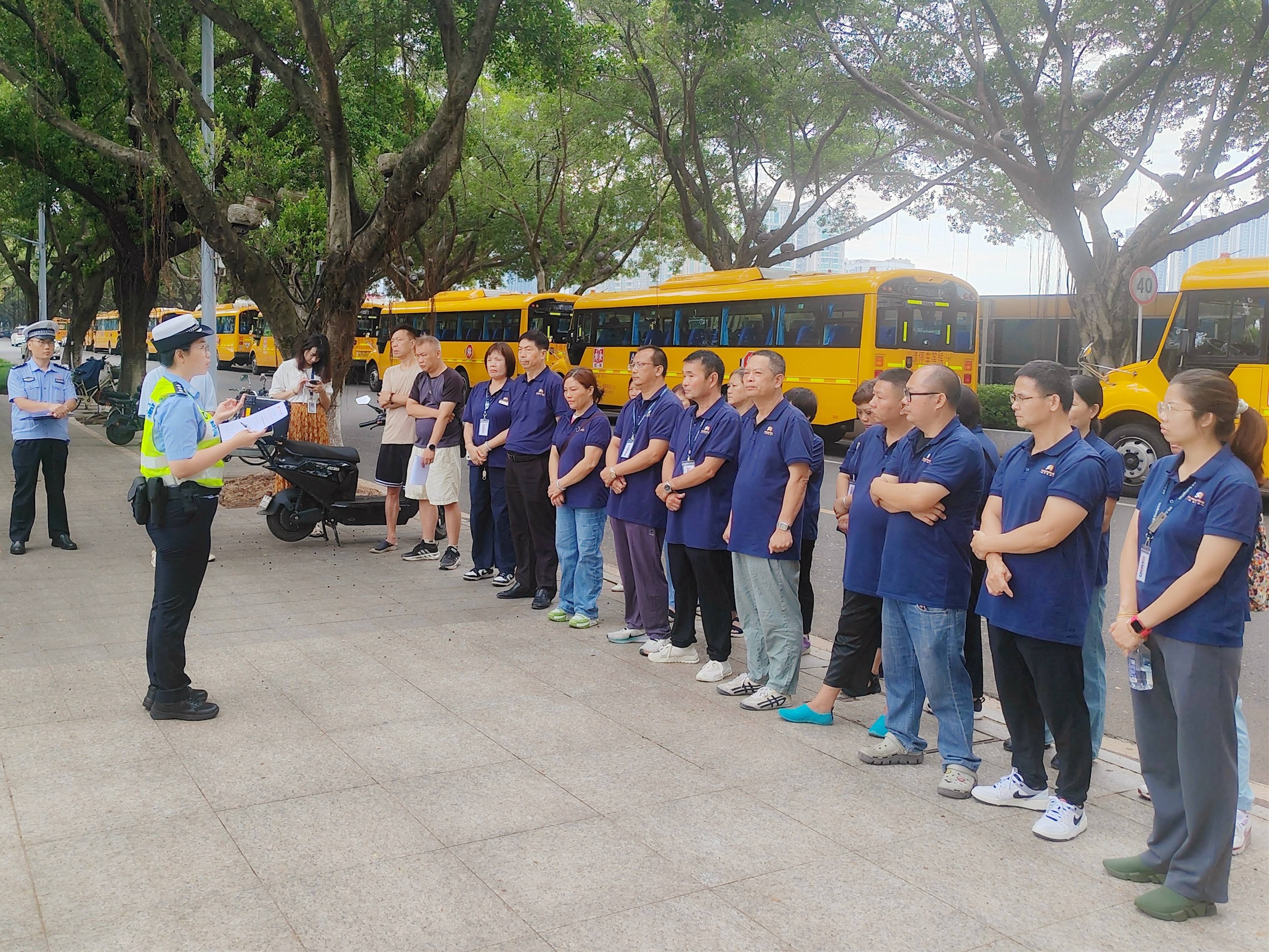 出动“羊城铁骑”1200余人，广州交警护航开学交通安全