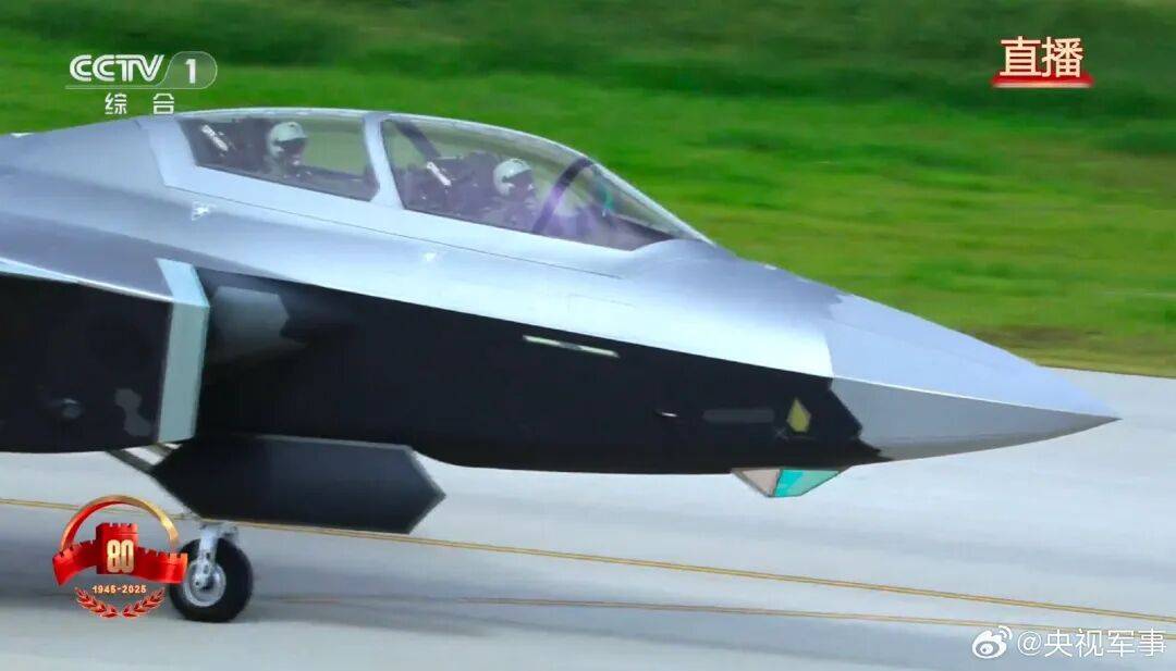 歼20S、DF61导弹,震撼亮相!三支兵种首次亮相天安门广场,空中梯队战机起飞