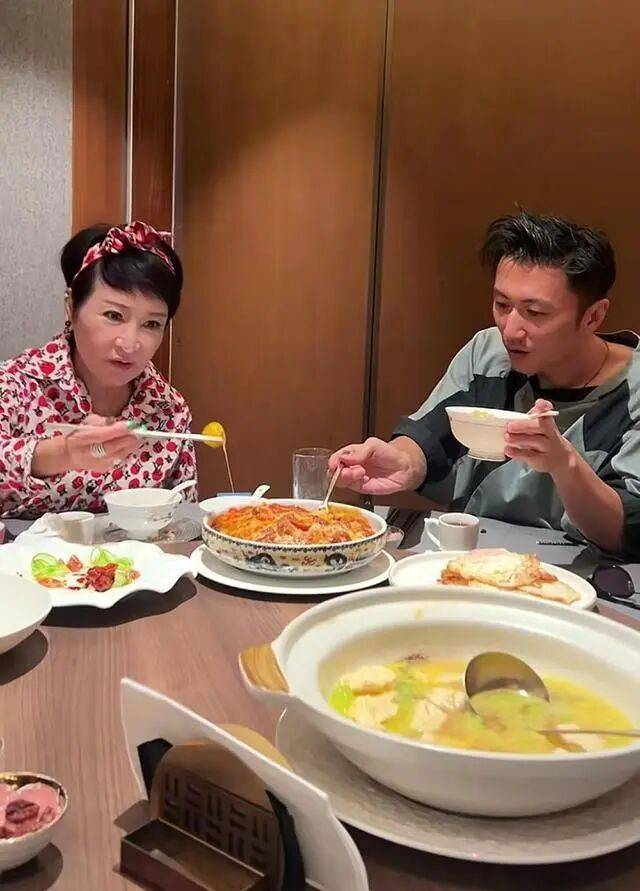 考古|89岁谢贤现身依旧时髦！与小49岁女友分手后开搞事业，疑已交代后事的他太潇洒