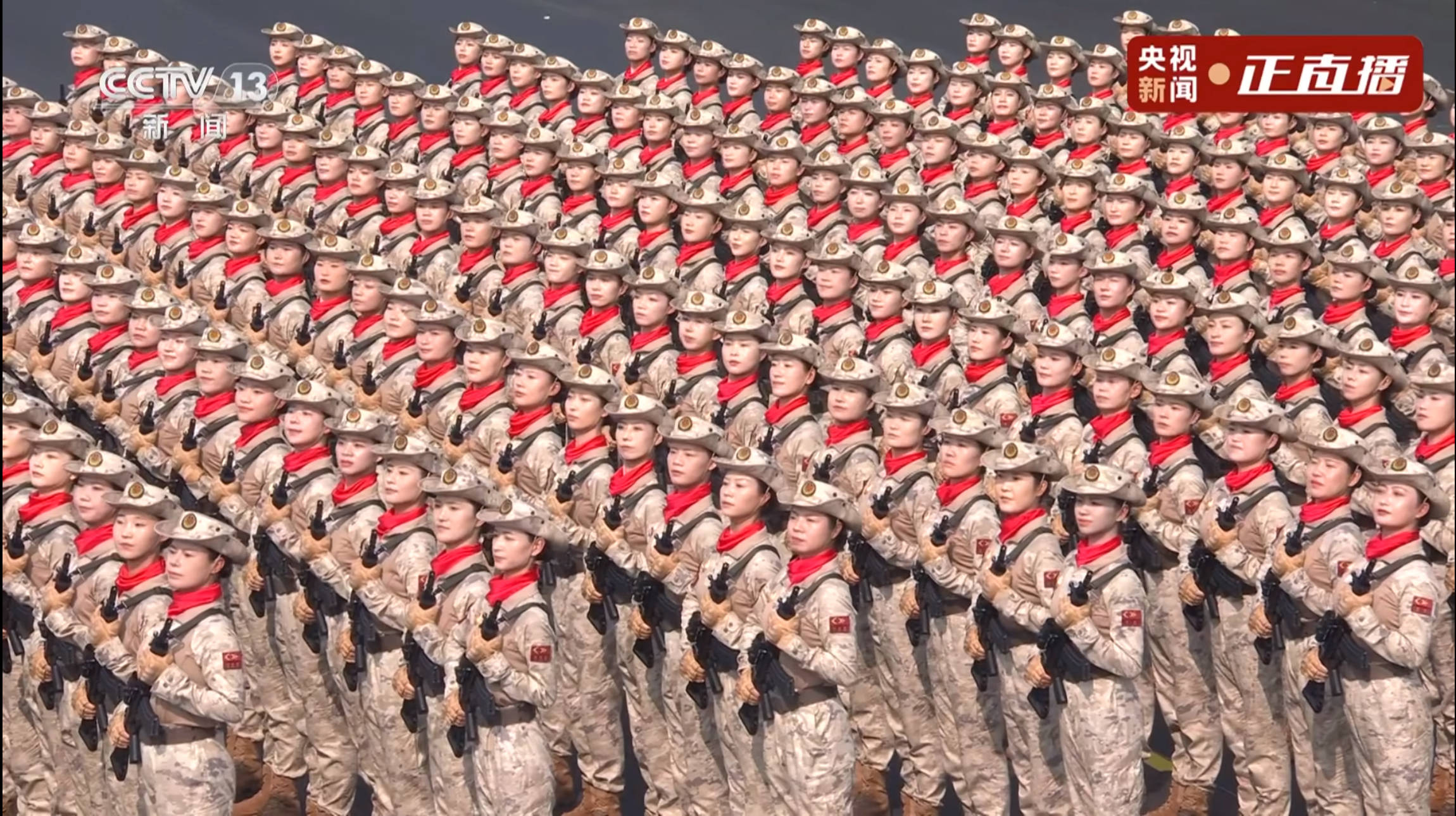 “民兵方队中一眼就认出了她,我们的陈老师!”