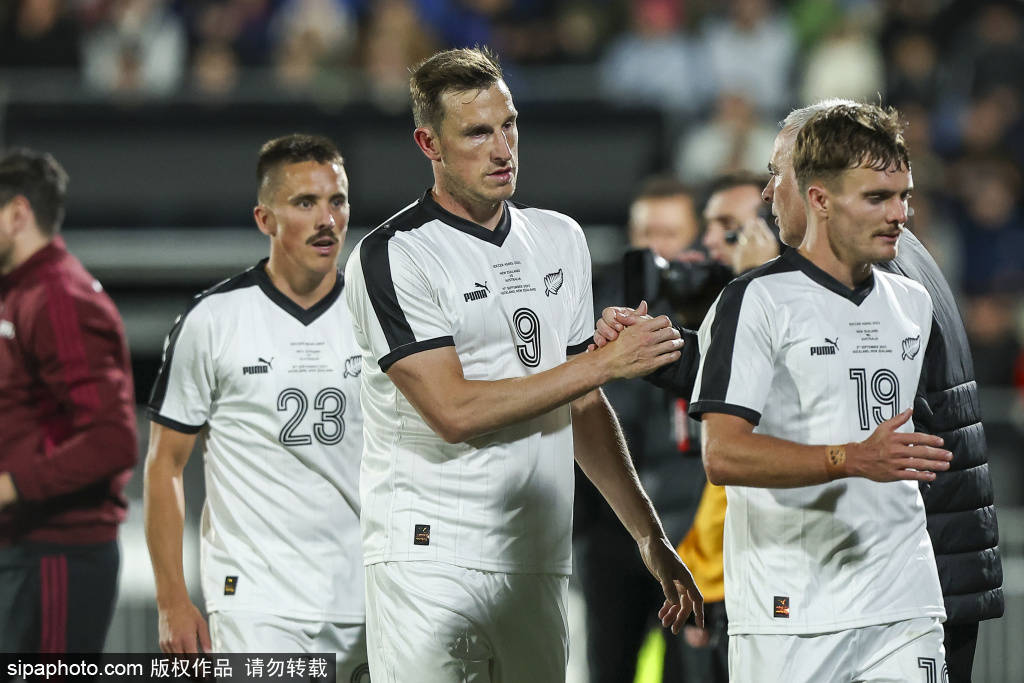 亚预赛离奇一幕：最后3分钟，澳大利亚球员颠起了球，根本不想赢中国队，着急跟裁判握手